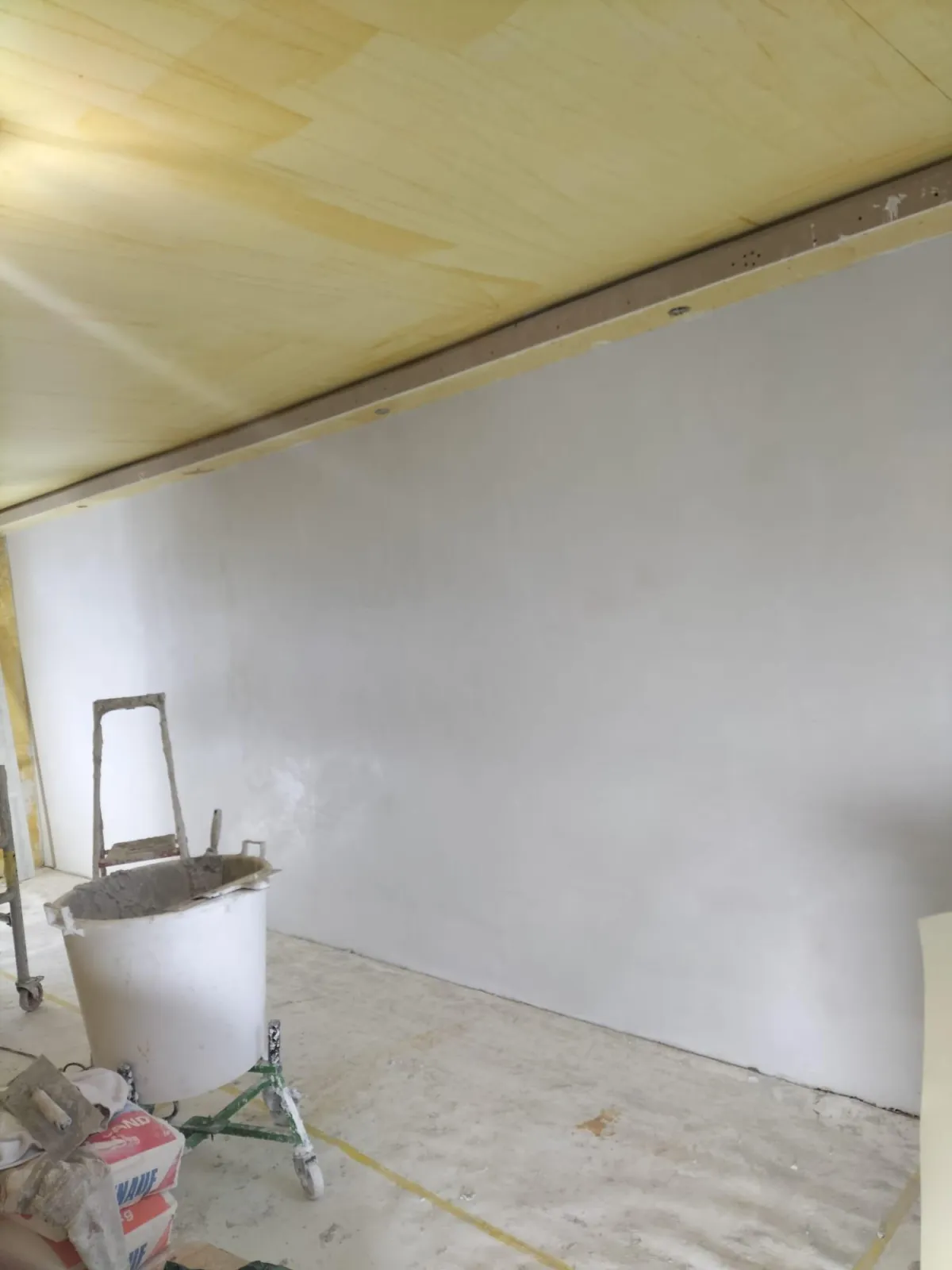 Grote woonkamerwand strak gestuukt