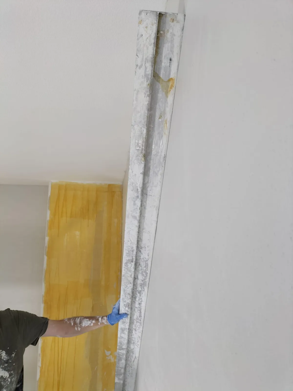 Plafond naadloos en egaal afgewerkt